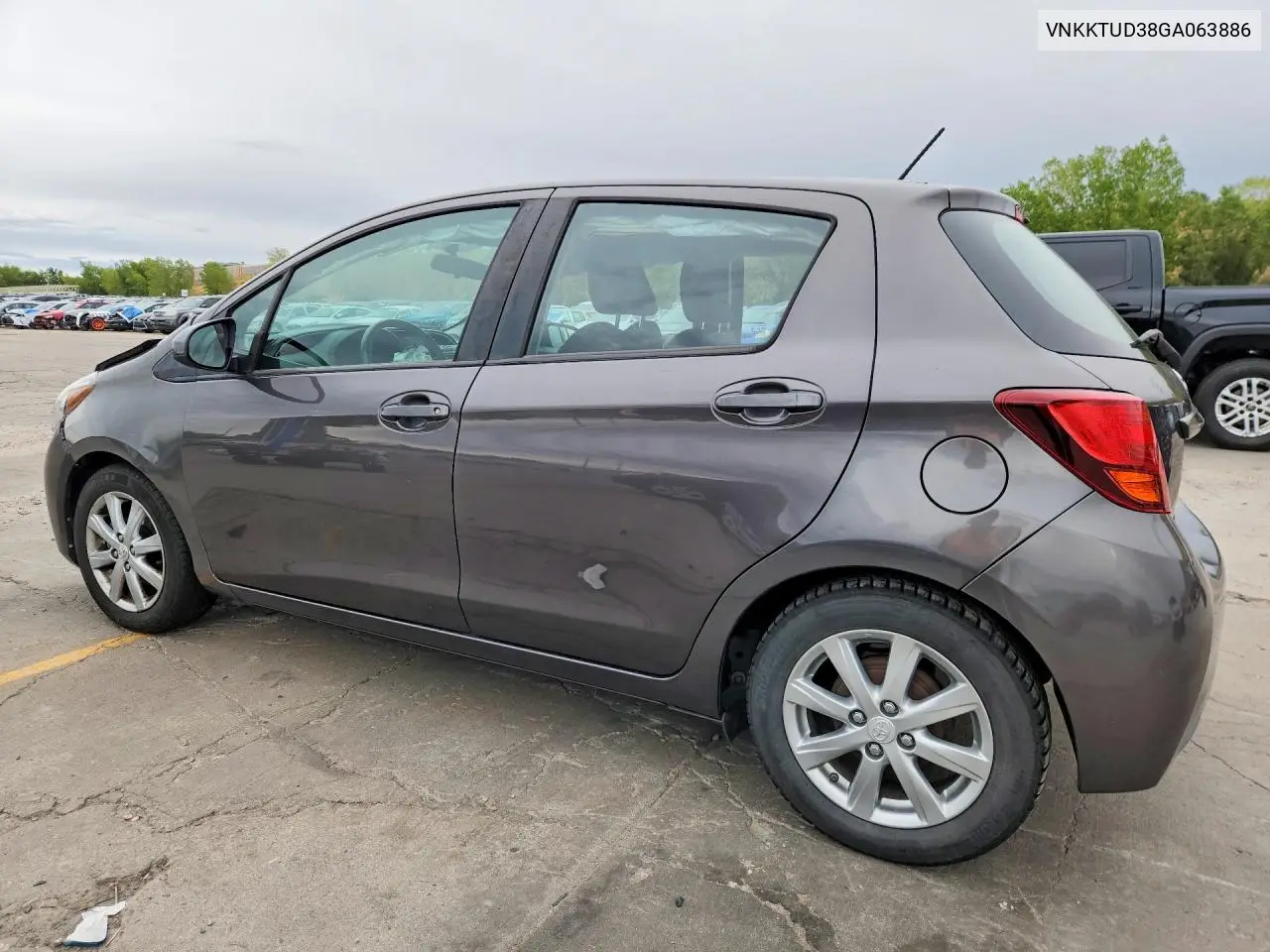 2016 TOYOTA YARIS VIN VNKKTUD38GA063886 — фото 2