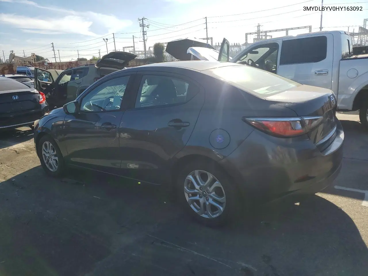 2017 TOYOTA YARIS VIN 3MYDLBYV0HY163092 — фото 2