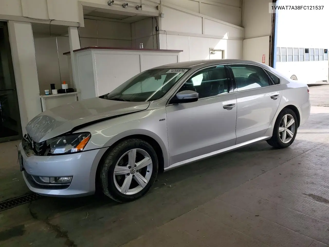 VOLKSWAGEN PASSAT 2015, VIN 1VWAT7A38FC121537