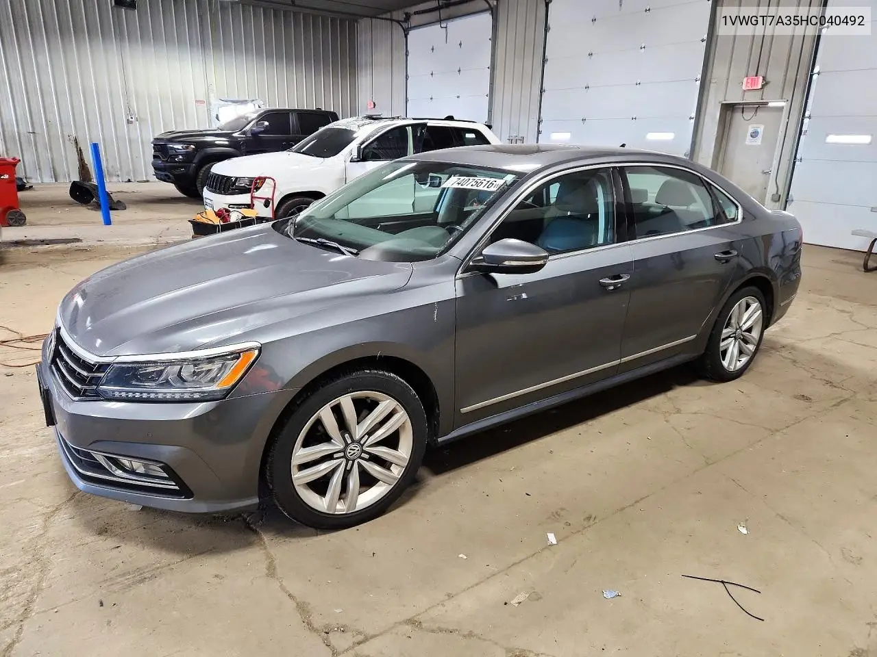 VOLKSWAGEN PASSAT 2017, VIN 1VWGT7A35HC040492