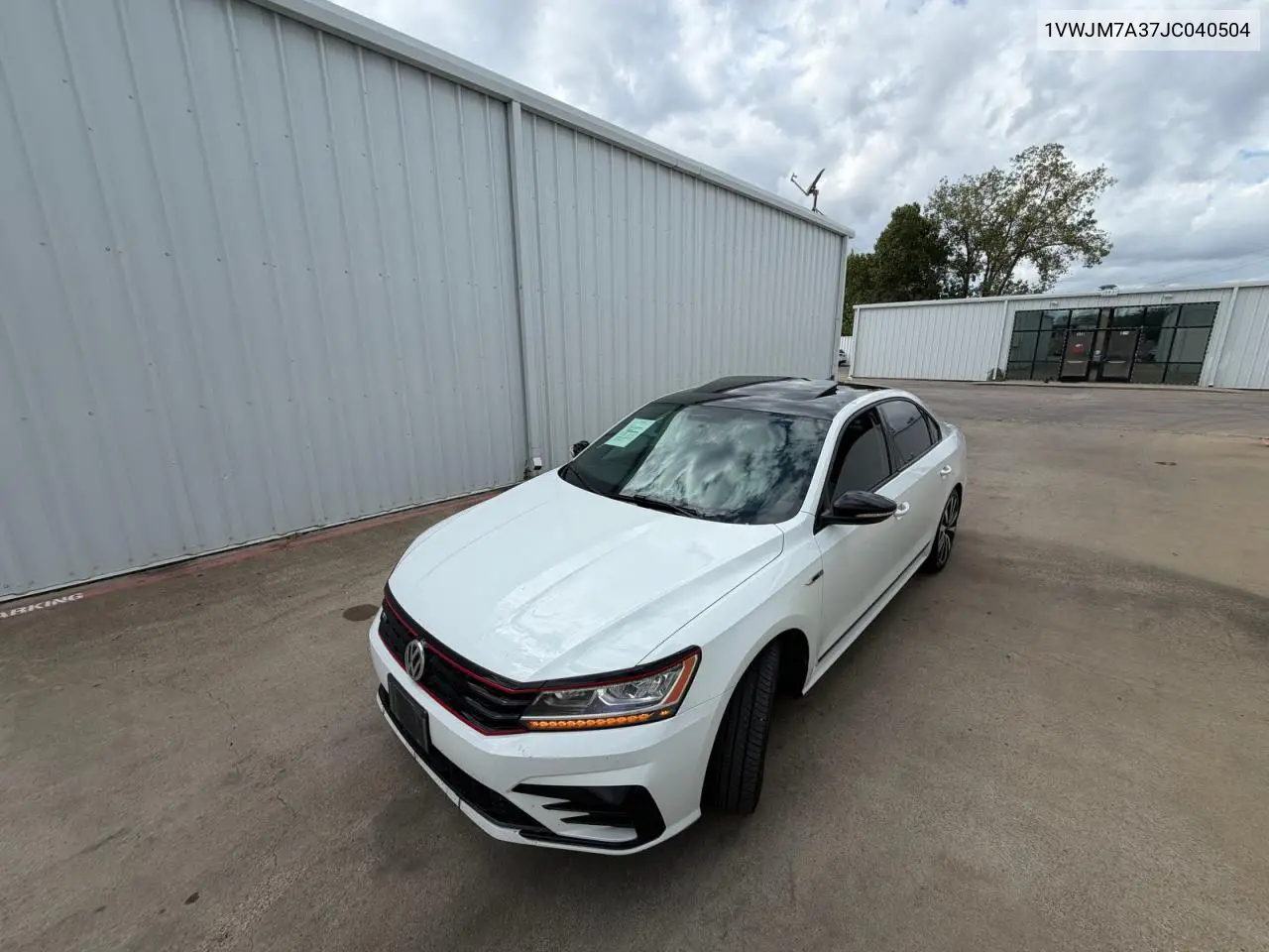 2018 VOLKSWAGEN PASSAT VIN 1VWJM7A37JC040504 — фото 2
