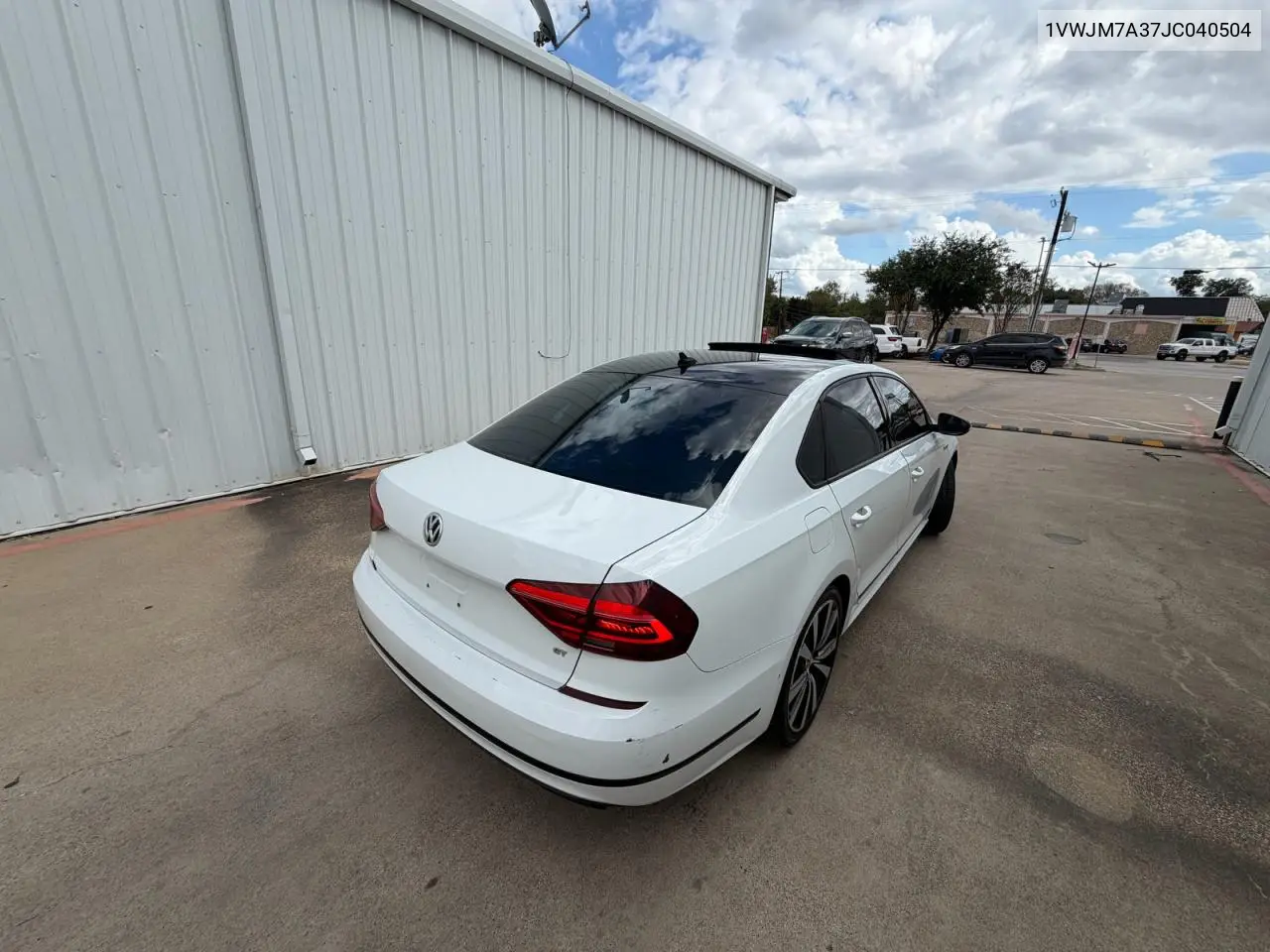 2018 VOLKSWAGEN PASSAT VIN 1VWJM7A37JC040504 — фото 4
