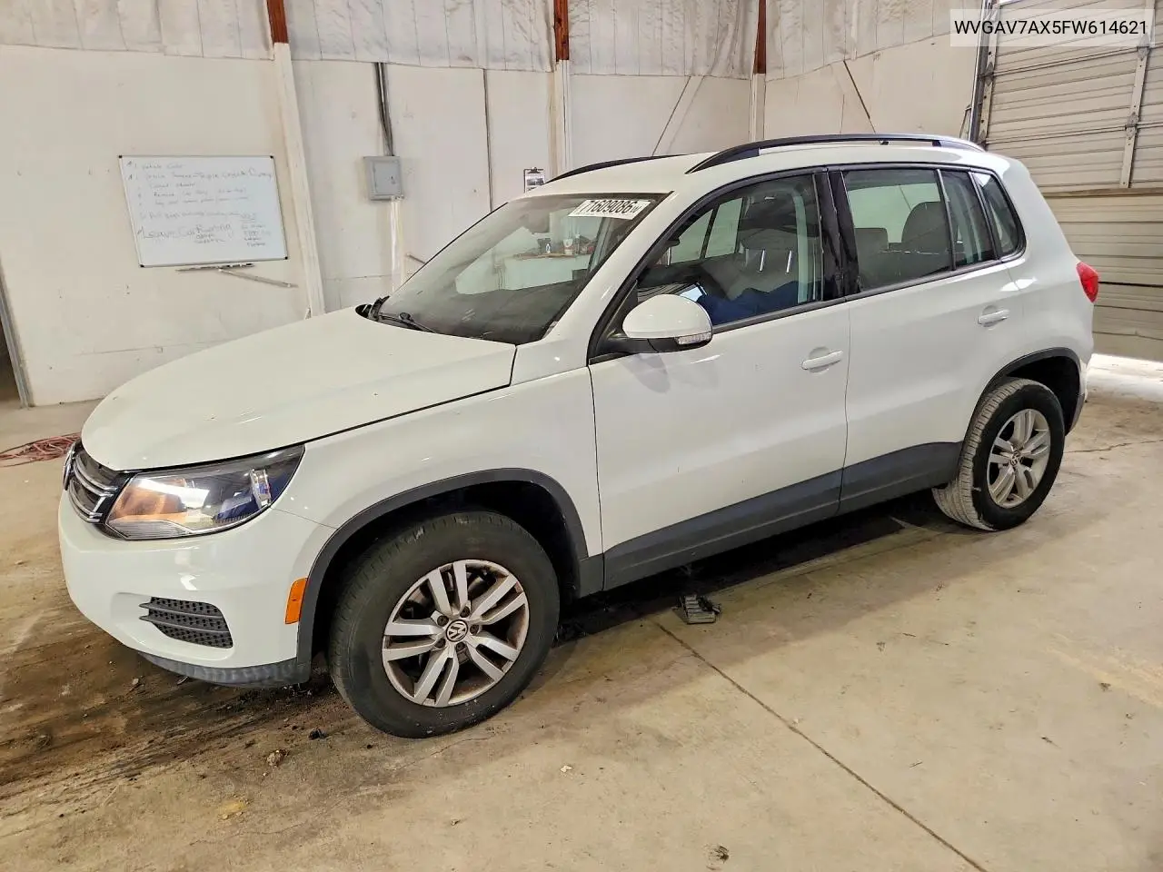 VOLKSWAGEN TIGUAN 2015, VIN WVGAV7AX5FW614621