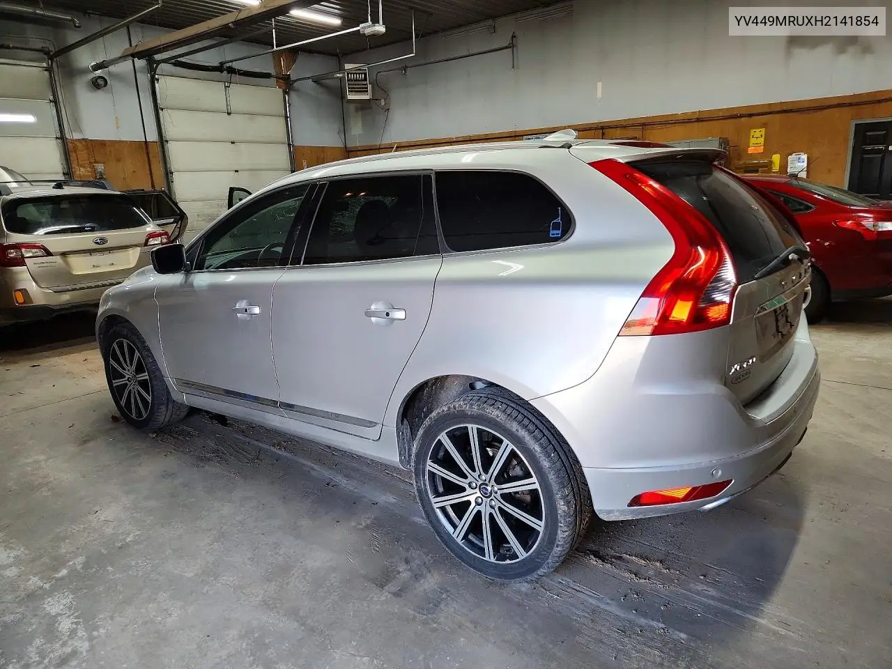 2017 VOLVO XC60 VIN YV449MRUXH2141854 — фото 2
