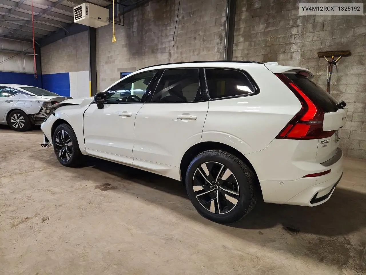 2026 VOLVO XC60 VIN YV4M12RCXT1325192 — фото 2