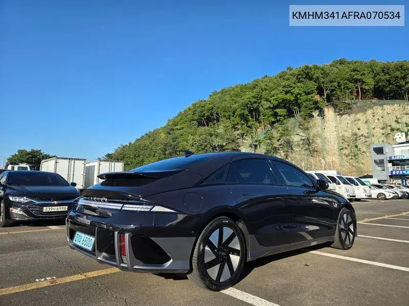2024 HYUNDAI IONIQ 6 VIN KMHM341AFRA070534 — фото 2