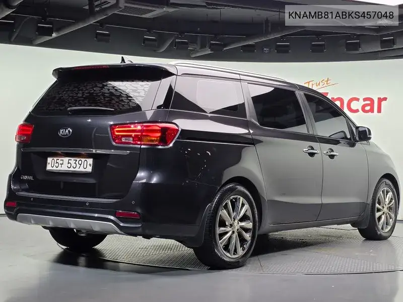 2018 KIA CARNIVAL VIN KNAMB81ABKS457048 — фото 2