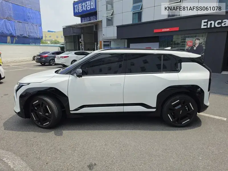 2025 KIA EV3 VIN KNAFE81AFSS061078 — фото 2