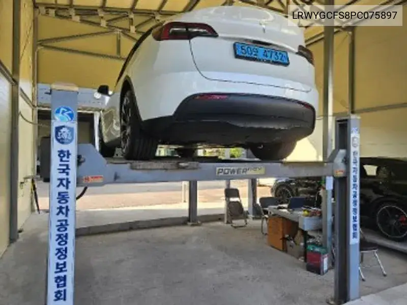 2023 TESLA MODEL Y VIN LRWYGCFS8PC075897 — фото 2