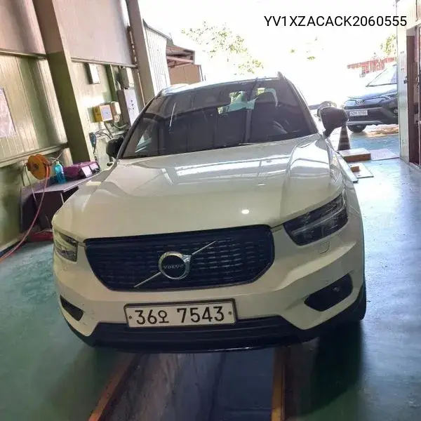 VOLVO XC40 2018, VIN YV1XZACACK2060555