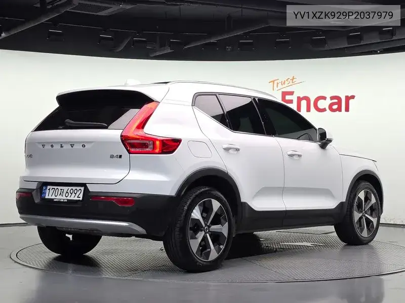 2023 VOLVO XC40 VIN YV1XZK929P2037979 — фото 2