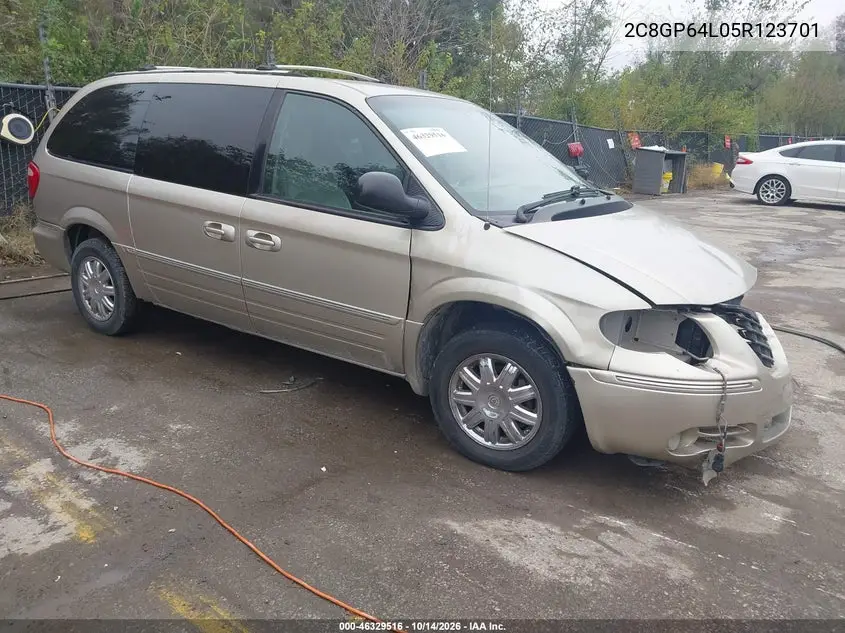CHRYSLER TOWN & COUNTRY 2005, VIN 2C8GP64L05R123701