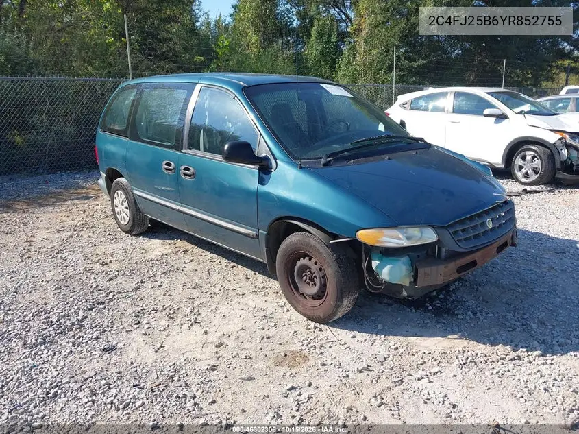 CHRYSLER VOYAGER 2000, VIN 2C4FJ25B6YR852755