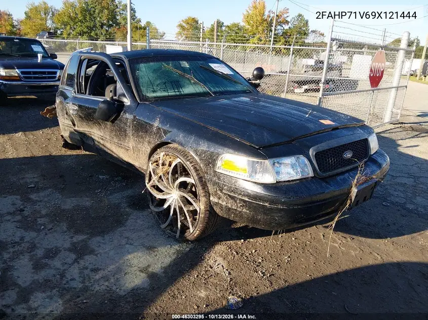 FORD CROWN VICTORIA 2009, VIN 2FAHP71V69X121444