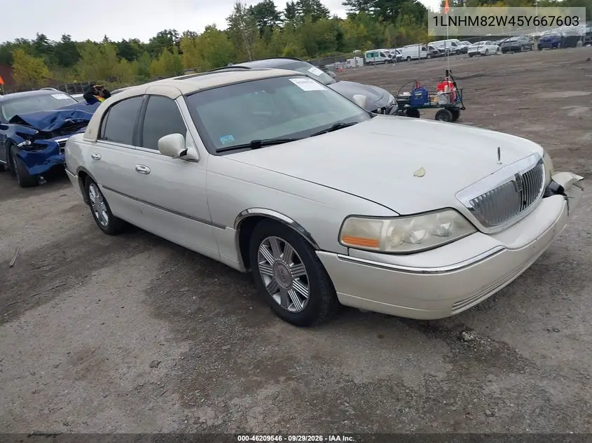 LINCOLN TOWN CAR 2005, VIN 1LNHM82W45Y667603