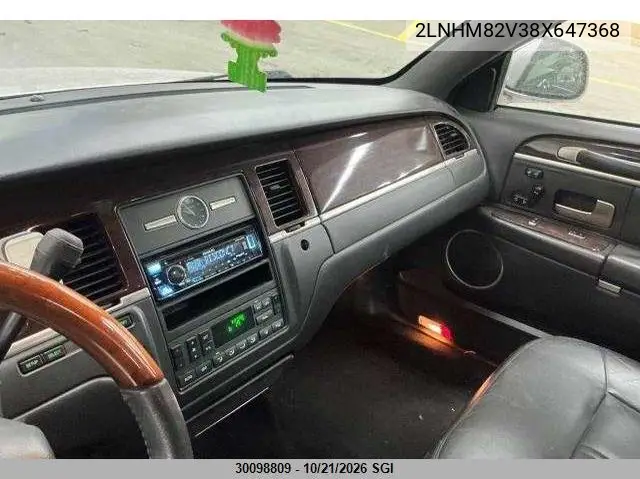 2008 LINCOLN TOWN CAR VIN 2LNHM82V38X647368 — фото 3