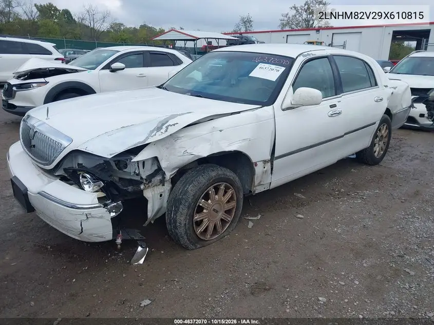 2009 LINCOLN TOWN CAR VIN 2LNHM82V29X610815 — фото 2