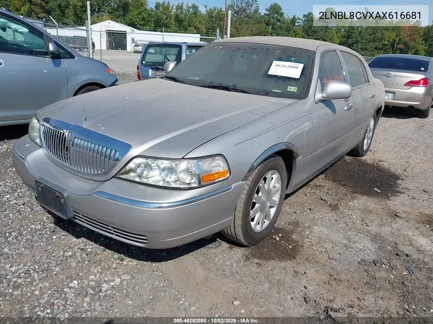 2010 LINCOLN TOWN CAR VIN 2LNBL8CVXAX616681 — фото 2